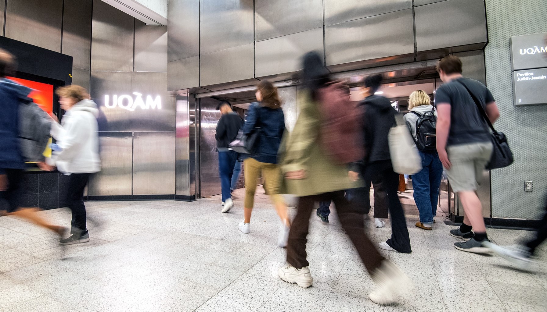 Entrée des étudiants et étudiantes de l'UQAM.
